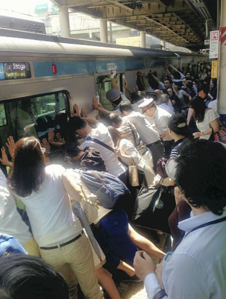 日本<em>女子</em>被卡站台(图)_新浪上海_新浪网