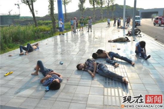 少年骑摩托车打闹 飞车死亡<em>事件</em>3人死亡_新浪
