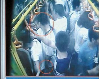 公交色狼被围堵 太猖狂(图)(2)