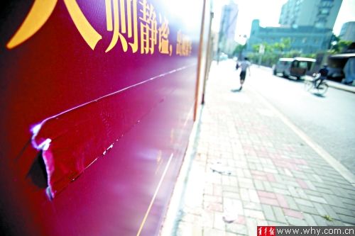 记者探访后一小时,沿路4块广告牌上的“法租界”皆被紫色胶带贴掉。目前,工商部门已对此事展开调查。 本报记者 丁嘉 摄 记者探访后一小时,沿路4块广告牌上的“法租界”皆被紫色胶带贴掉。目前,工商部门已对此事展开调查。 本报记者 丁嘉 摄