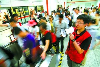 小小地铁志愿者正在轨交7号线帮助维持秩序。 小小地铁志愿者正在轨交7号线帮助维持秩序。
