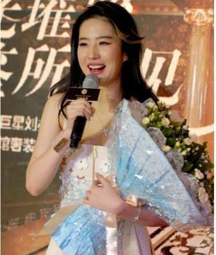 <em>刘亦菲</em>发福 <em>小龙女</em>长残<em>发型</em>似杨过_新浪上海_