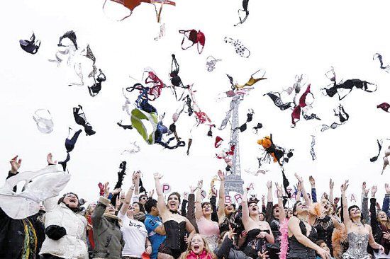 世界无<em>胸罩</em>日 解放<em>乳房</em>(图)_新浪上海_新浪网