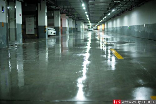 新江湾城的仁恒怡庭小区建成后,业主们很快发现施工问题多多:天花板发霉,房门上竟然长出了蘑菇……抽样检测12套房,几乎家家都漏水。本报记者调查发现,由于业主之间意见不一,目前维权行动陷入困局。大图为地下车库几成“水世界”。 青年报记者 丁嘉 摄 新江湾城的仁恒怡庭小区建成后,业主们很快发现施工问题多多:天花板发霉,房门上竟然长出了蘑菇……抽样检测12套房,几乎家家都漏水。本报记者调查发现,由于业主之间意见不一,目前维权行动陷入困局。大图为地下车库几成“水世界”。 青年报记者 丁嘉 摄