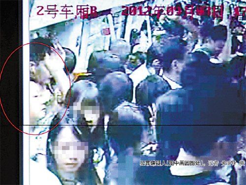 男子地铁中解女子内衣_男子地铁解女乘客内衣