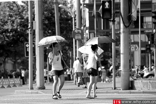 长宁路定西路路口,两位年轻人“无视”红灯横穿马路。 青年报首席记者 贺佳颖 摄 长宁路定西路路口,两位年轻人“无视”红灯横穿马路。 青年报首席记者 贺佳颖 摄