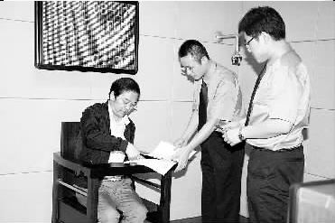 孙联生接受检察官讯问,在讯问笔录上签字。龚佩琳摄 孙联生接受检察官讯问,在讯问笔录上签字。龚佩琳摄
