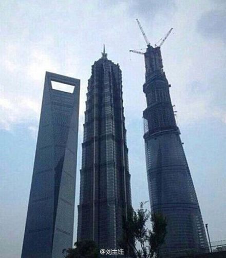 “上海中心”、上海环球金融中心和金茂大厦被网友调侃为“厨房三件套”,因为它们的造型分别像是打蛋器、开瓶器和注射器。 “上海中心”、上海环球金融中心和金茂大厦被网友调侃为“厨房三件套”,因为它们的造型分别像是打蛋器、开瓶器和注射器。
