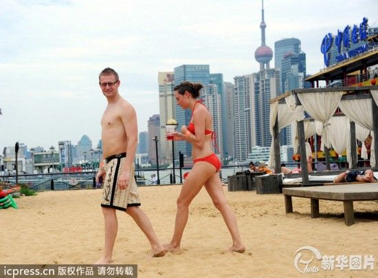 不少中外游客乘着双休日,在这里晒日光浴,泡微型泳池,享受水中的凉爽。 不少中外游客乘着双休日,在这里晒日光浴,泡微型泳池,享受水中的凉爽。