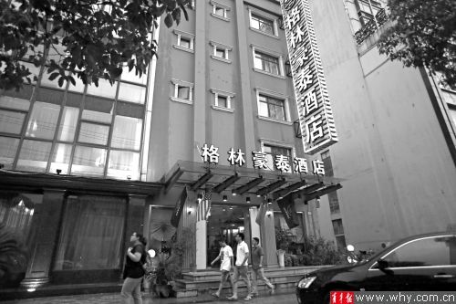 王小姐对格林豪泰五角场店的软、硬件服务不甚满意。青年报记者 丁嘉 摄 王小姐对格林豪泰五角场店的软、硬件服务不甚满意。青年报记者 丁嘉 摄
