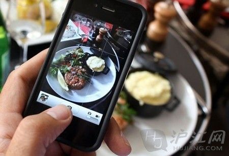 炫食族<em>女友</em>让男友崩溃 吃饭前必拍<em>美食</em>照片_新