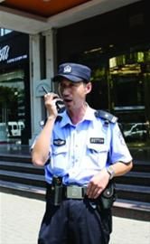 曹家渡派出所的警员正在帮助一外籍人士寻找