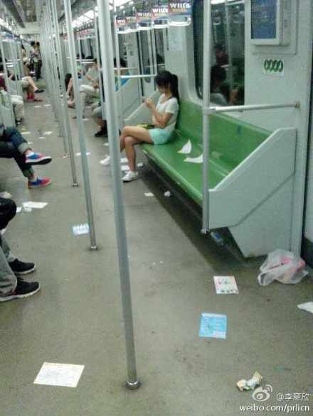 网友拍摄的现场图片,小广告泛滥2号线车厢几乎成了垃圾场 网友拍摄的现场图片,小广告泛滥2号线车厢几乎成了垃圾场