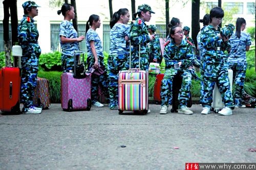 今年夏天,申城气温屡创新高,令军训学生的家长们平添了几分担忧。青年报资料图 记者 丁嘉 摄 今年夏天,申城气温屡创新高,令军训学生的家长们平添了几分担忧。青年报资料图 记者 丁嘉 摄