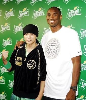 周杰伦旧疾复发 举步维艰意志消沉_新浪上海_