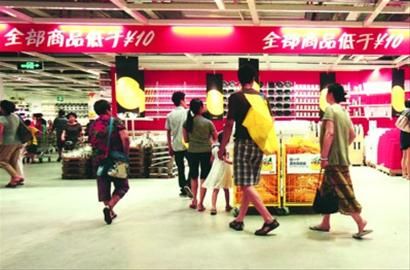 “10元商品区”则没吸引太多顾客驻足。 /晨报记者 杨眉 “10元商品区”则没吸引太多顾客驻足。 /晨报记者 杨眉