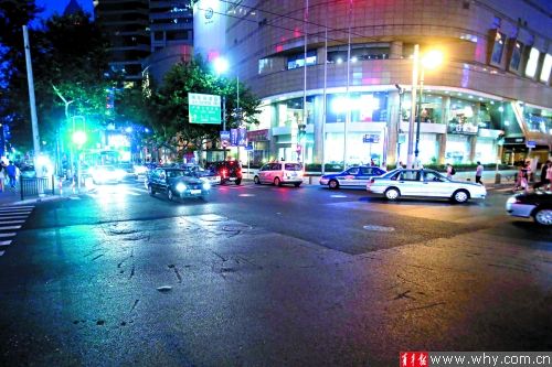 全长2265米的淮海中路(陕西南路——西藏中路)“白改黑”工程日前顺利竣工,以前的水泥路变成了黑色的沥青路。据悉,作为上海的主干道之一,淮海中路上一次大规模修缮还是在1992年。图为在淮海中路西藏南路口,新铺的沥青和原有的道路业已融为一体。 青年报记者 丁嘉 摄 全长2265米的淮海中路(陕西南路——西藏中路)“白改黑”工程日前顺利竣工,以前的水泥路变成了黑色的沥青路。据悉,作为上海的主干道之一,淮海中路上一次大规模修缮还是在1992年。图为在淮海中路西藏南路口,新铺的沥青和原有的道路业已融为一体。 青年报记者 丁嘉 摄