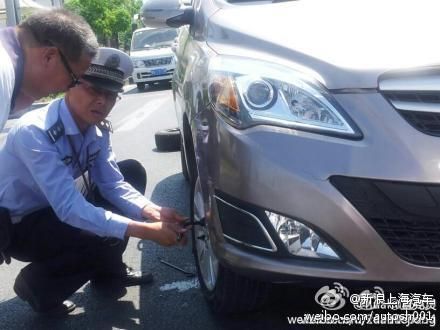 交警帮助换轮胎 交警帮助换轮胎