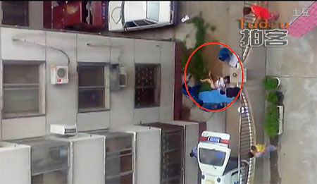 裸女疑夫出轨跳楼<em>胸罩</em>保命 摔草地喊疼_新浪上