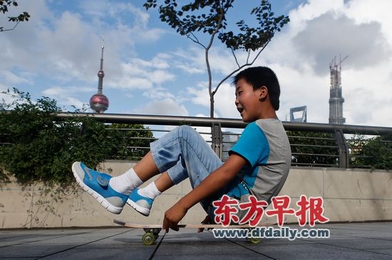 昨日,小朋友在外滩观景平台上玩滑板。早报记者 杨一 图 昨日,小朋友在外滩观景平台上玩滑板。早报记者 杨一 图