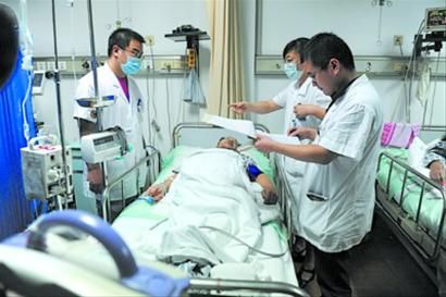 医护人员正在急救伤者 医护人员正在急救伤者