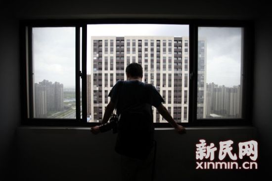 图说:站在事发德康苑的走廊上,可看见外面成排的济经适用房。新民网记者 萧君玮 摄 图说:站在事发德康苑的走廊上,可看见外面成排的济经适用房。新民网记者 萧君玮 摄