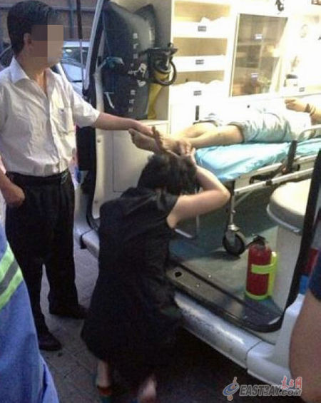 事发后,死者父母赶赴现场抚尸悲痛不已。 事发后,死者父母赶赴现场抚尸悲痛不已。