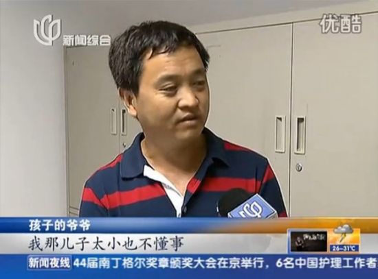8月22日,上海地铁3号线内一对年轻父母在车厢内为孩子把尿,乘客劝阻无效差点被飞踹,孩子爷爷公开道歉。上视新闻截图 8月22日,上海地铁3号线内一对年轻父母在车厢内为孩子把尿,乘客劝阻无效差点被飞踹,孩子爷爷公开道歉。上视新闻截图