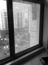 杨阿婆家的这扇玻璃严重爆裂 杨阿婆家的这扇玻璃严重爆裂