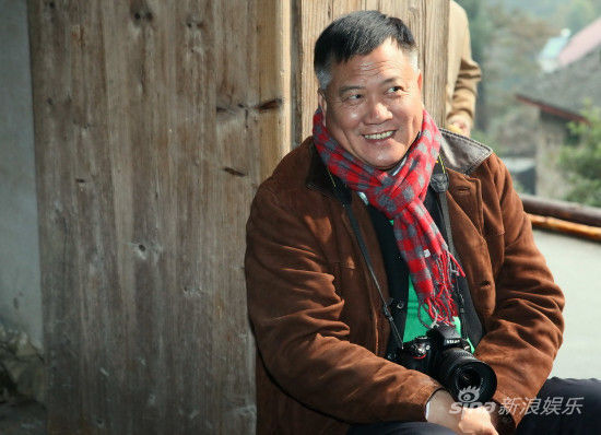 万梓良夜揽两女 老牛吃嫩草(图)(2)