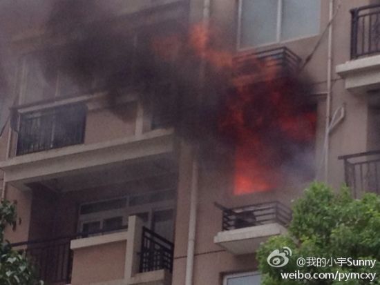 事发屋内玻璃窗被震碎,冒出滚滚浓烟。 来源:新浪微博 事发屋内玻璃窗被震碎,冒出滚滚浓烟。 来源:新浪微博