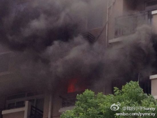爆燃造成楼外黑烟弥漫。来源:新浪微博 爆燃造成楼外黑烟弥漫。来源:新浪微博