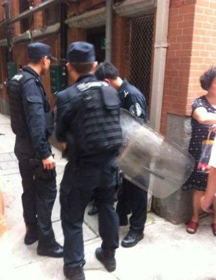 上海市中心发生捅人事件 为根烟至于吗