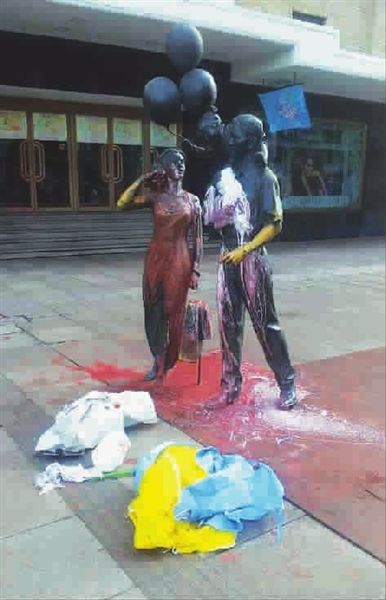 ■ “三口之家”雕塑被人泼上了红色和白色油漆网友 供图 ■ “三口之家”雕塑被人泼上了红色和白色油漆网友 供图