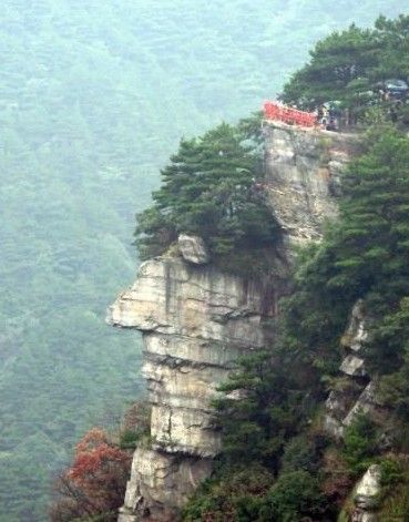 庐山巨人像 英俊男子脸庞惊现(图)