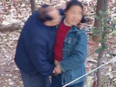村支书笑谈村里一半都是我的娃 半个寡妇的性