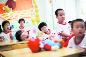 9月2日,市立幼儿园,刚入学的孩子们在教室内玩耍。 早报记者 杨一 图 9月2日,市立幼儿园,刚入学的孩子们在教室内玩耍。 早报记者 杨一 图