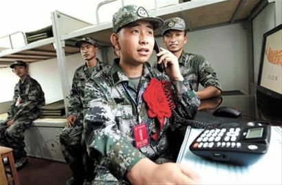 新兵上海入营第一天 电话报平安(图)