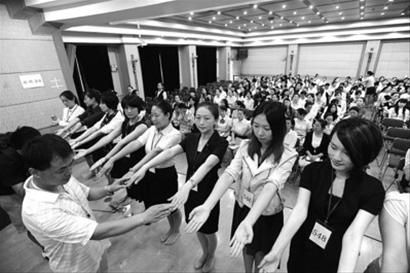 报名者接受初试考查 晚报 王浩然 现场图片 报名者接受初试考查 晚报 王浩然 现场图片