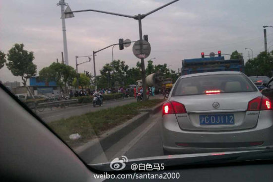 网友拍摄的事发现场。来源:新浪微博 网友拍摄的事发现场。来源:新浪微博