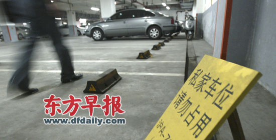 因停车位缺口巨大,私家车位也常遭遇“鸠占鹊巢”的麻烦。王炬亮 早报资料 因停车位缺口巨大,私家车位也常遭遇“鸠占鹊巢”的麻烦。王炬亮 早报资料