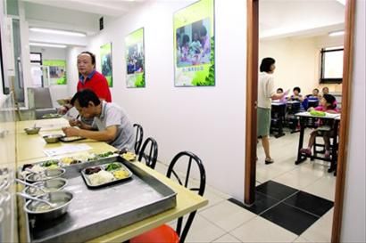 白领食堂现在重新整合,辟成晚托班教室。 白领食堂现在重新整合,辟成晚托班教室。