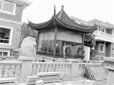 ■ 业主违章搭建的亭子比一层楼还高 本报记者 屠仕超 摄 ■ 业主违章搭建的亭子比一层楼还高 本报记者 屠仕超 摄