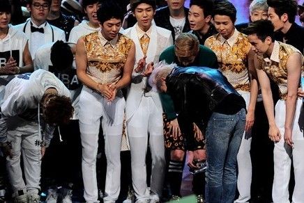 权志龙向后辈鞠躬 谦虚态度被赞