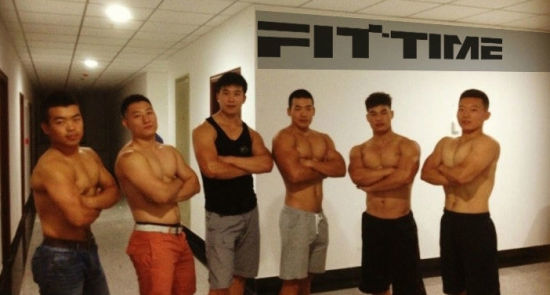 大学强壮肌肉男寝室(图)