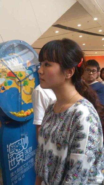 女顾客在仲盛商场砸下数只花盆。 新浪微博网友图 女顾客在仲盛商场砸下数只花盆。 新浪微博网友图