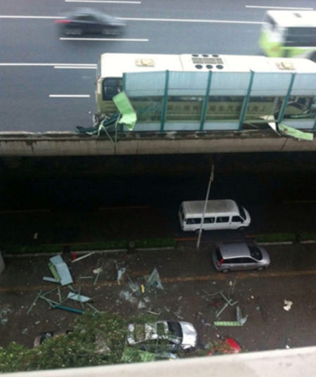 高架隔音板被撞坏掉落地面,3车遭殃。网友供图 高架隔音板被撞坏掉落地面,3车遭殃。网友供图