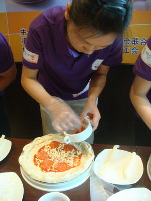 白领微体验做披萨 感受平凡岗位劳动美