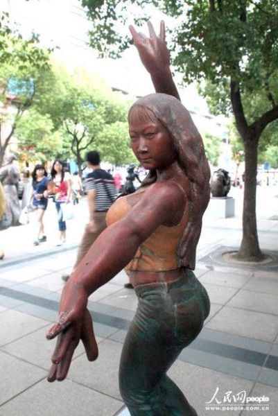 <em>芙蓉姐姐</em>雕塑 清凉凸点无下限(图)_新浪上海_新