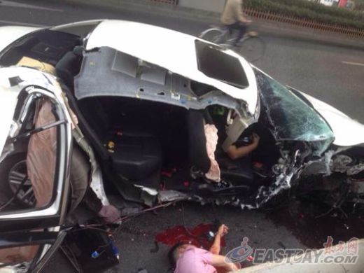延安西路近凯旋路发生一起单车事故。 延安西路近凯旋路发生一起单车事故。